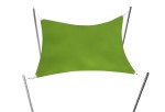 Zielony żagiel przeciwsłoneczny wodoszczelny o wymiarach 4,94x2,37 m zamontowany na linkach do czterech masztów.