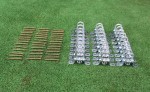 Akcesoria montażowe do całorocznego dachu tarasowego PVC: metalowe uchwyty z kółkami oraz pakiet złotych wkrętów.