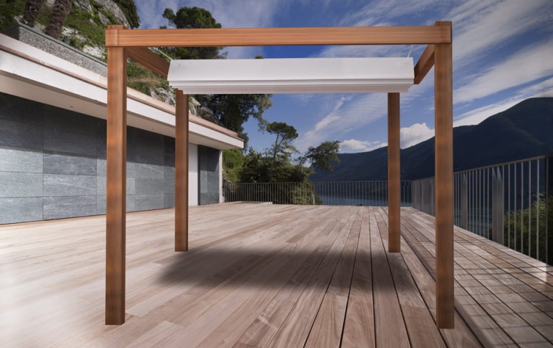 Rozsuwany żagiel przeciwsłoneczny 2,5x5 m na solidnej drewnianej pergoli tarasowej z widokiem na góry i jezioro.