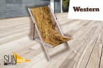 Drewniany leżak reklamowy z nadrukiem siana w stylu western na tarasie, produkt marki Sun Shade.