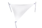 Biały trójkątny żagiel ogrodowy wodoszczelny premium na wymiar, zawieszony na trzech metalowych masztach.