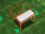 Roleta rzymska pozioma w kolorze beżowym zamontowana na drewnianej pergoli ogrodowej nad ławostołem.