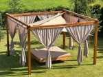 Trójkątny żagiel wodoszczelny premium 4,2x4,2x5,9 m zamontowany na drewnianej pergoli z wiszącym łóżkiem ogrodowym.