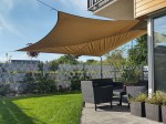 Wodoszczelny żagiel ogrodowy premium 3x2,5m w kolorze piaskowym nad meblami na nowoczesnym tarasie.