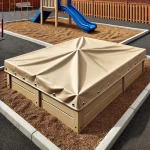 Beżowa plandeka na piaskownicę wykonana na wymiar, chroniąca piasek na placu zabaw przed zanieczyszczeniami.