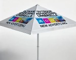 Biały kwadratowy parasol reklamowy z nadrukiem Outdoor Advertising Umbrella i kolorowymi grafikami na poszyciu.