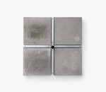 Podstawa do parasola eventowego wykonana z czterech betonowych płyt obciążających osadzonych na metalowym stelażu.