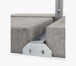 Podstawa betonowa parasola eventowego z metalowym stelażem i śrubą motylkową.