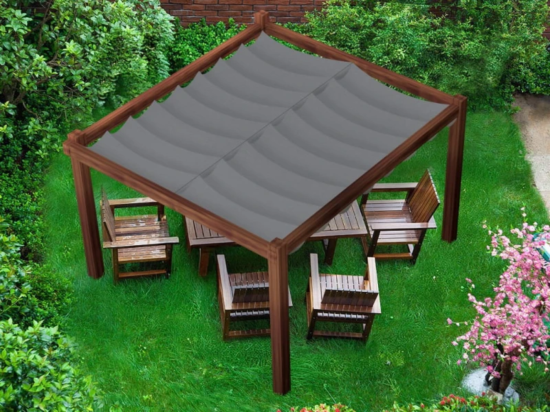 Wodoszczelny żagiel rozsuwany 2,5x4 na brązowej pergoli tarasowej z drewnianymi meblami ogrodowymi na trawie.