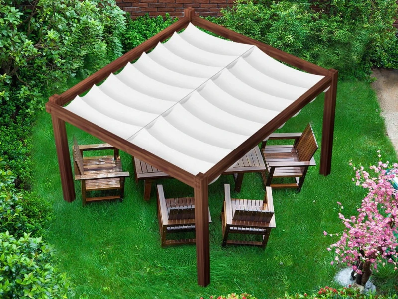 Wodoszczelny żagiel ogrodowy rozsuwany 3x3 m w białym kolorze zamontowany na drewnianej pergoli nad meblami ogrodowymi.
