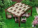 Brązowa pergola w ogrodzie z wplecionymi beżowymi wodoszczelnymi pasami altanowymi o wymiarach 0,5x5 m.