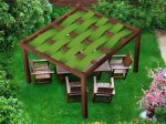 Brązowa drewniana pergola ogrodowa z przeplatanym zielonym wodoszczelnym pasem altanowym o wymiarach 0,5x5 m.
