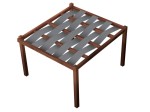Wodoszczelny szary pas altanowy o wymiarach 0,5x5 m przeplatany przez dach drewnianej pergoli ogrodowej.