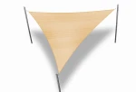 Piaskowy trójkątny żagiel przeciwsłoneczny HDPE o wymiarach 7x7x7 m, zamocowany na trzech stalowych masztach.