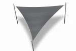 Grafitowy trójkątny żagiel przeciwsłoneczny HDPE o wymiarach 7x7x7 m zamontowany na trzech słupkach.