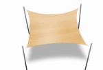 Piaskowy żagiel przeciwsłoneczny HDPE 3x4 m rozpięty na czterech masztach nad zacienioną powierzchnią.