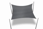 Szary prostokątny żagiel przeciwsłoneczny HDPE o wymiarach 3x4 m zamontowany na czterech słupkach.