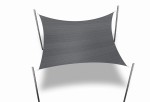 Prostokątny, szary żagiel przeciwsłoneczny HDPE o wymiarach 4x7 m zamontowany na czterech słupkach.