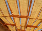 Złoty pas osłonowy HDPE 0,4x5 m zamontowany na drewnianej konstrukcji pergoli ogrodowej.