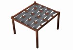 Szary pas altanowy przeciwsłoneczny HDPE o wymiarach 0,4x5 m, przeplatany przez dach brązowej drewnianej pergoli.