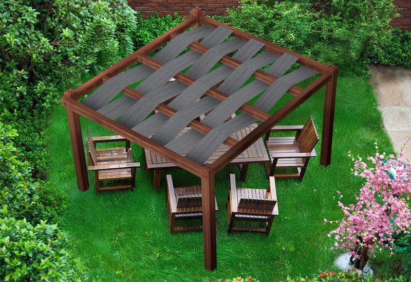 Grafitowy pas altanowy przeciwsłoneczny HDPE 0,5x5 m na drewnianej pergoli z zestawem mebli ogrodowych na trawie.