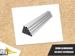 Srebrne rurki aluminiowe do poziomych rolet rzymskich ułożone w stos na białym tle.