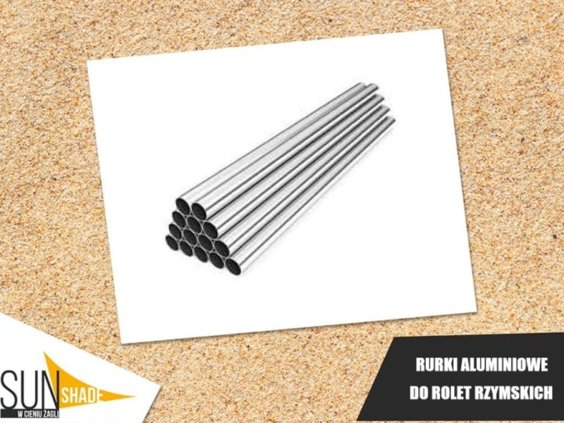 Srebrne rurki aluminiowe do poziomych rolet rzymskich ułożone w stos na białym tle.
