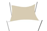 Prostokątny, kremowy żagiel przeciwsłoneczny zamocowany na czterech masztach nad tarasem lub ogrodem.