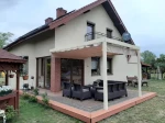 Pozioma roleta rzymska w kolorze popielatym o wymiarach 2,45x3,79 m, zamontowana na nowoczesnej pergoli tarasowej.