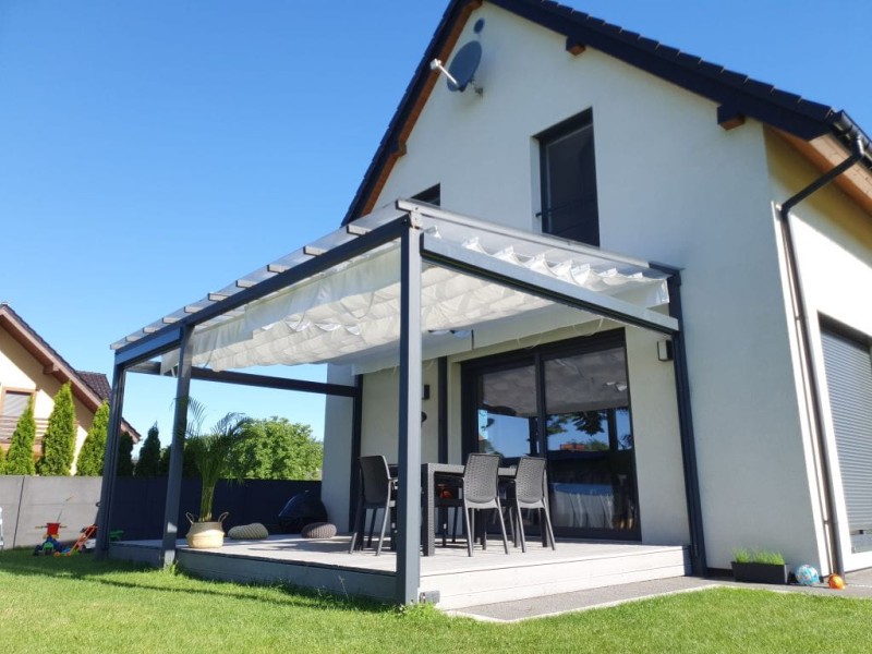 Biała pozioma roleta rzymska 2,40x6,60 m zamontowana na nowoczesnym tarasie z aluminiową konstrukcją.