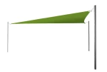 Trójkątny zielony żagiel ogrodowy wodoszczelny o wymiarach 8,1x5,4x5,4 m zamontowany na trzech masztach.