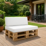 Biały pokrowiec na poduszki ogrodowe na nowoczesnej sofie z palet, ustawionej na drewnianym tarasie przed domem.
