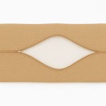 Zbliżenie na beżowy pokrowiec na poduszki ogrodowe z rozpiętym zamkiem błyskawicznym na białym tle.