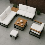 Nowoczesny zestaw mebli ogrodowych z białymi poduszkami i stolikiem kawowym na szarym tarasie.