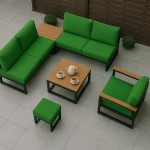 Zielony komplet mebli ogrodowych na tarasie, obejmujący sofę, fotel i stolik, jako inspiracja na pokrowiec na poduszki.