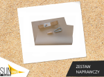 Zestaw naprawczy do żagli przeciwsłonecznych SunShade z materiałem, karabińczykiem i taśmą wzmacniającą na tle piasku.