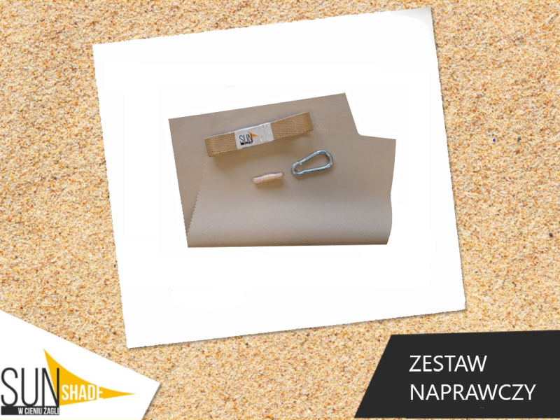 Zestaw naprawczy do żagli przeciwsłonecznych SunShade z materiałem, karabińczykiem i taśmą wzmacniającą na tle piasku.