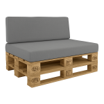 Sofa z europalet w ogrodzie z szarymi, dopasowanymi poduszkami wykonanymi z wysokiej jakości tkaniny na wymiar.