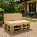 Wygodna kanapa z palet z beżowymi poduszkami ogrodowymi na tarasie, uszytymi na wymiar z wytrzymałego materiału.