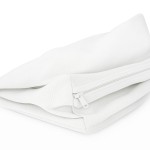 Biały, rozpinany pokrowiec na poduszki ogrodowe wykonany z wytrzymałego materiału o gęstym splocie.