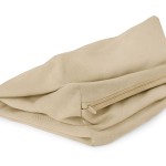 Wytrzymały beżowy pokrowiec na poduszki ogrodowe wykonany z wysokiej jakości tkaniny, wyposażony w praktyczny zamek.