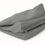 Szary pokrowiec na wymiar na poduszki ogrodowe wykonany z wytrzymałej tkaniny, z widocznym zamkiem błyskawicznym.