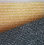 Zbliżenie na strukturę materiału HDPE żagla przeciwsłonecznego na wymiar w kolorze piaskowym i szarym.