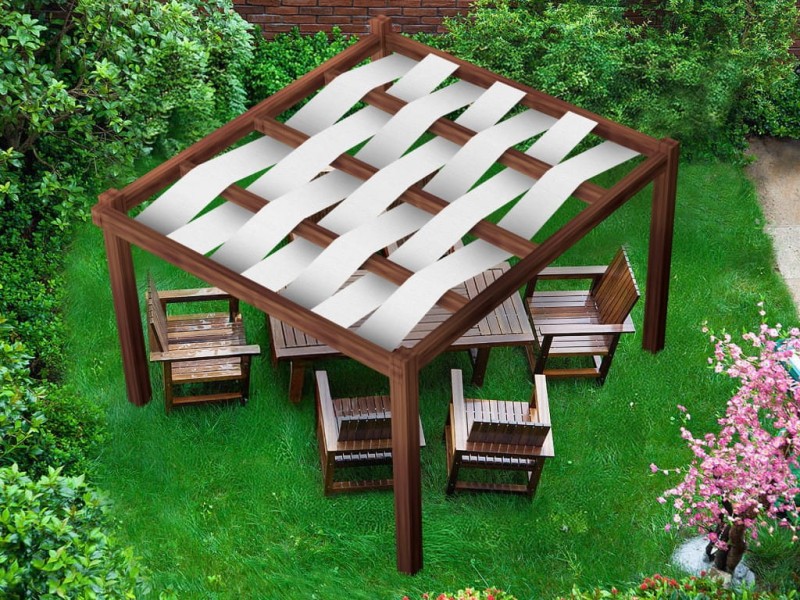 Brązowa drewniana pergola ogrodowa z meblami, zadaszona przez biały wodoszczelny pas altanowy o wymiarach 0,4x4 m.