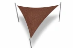 Brązowy trójkątny żagiel przeciwsłoneczny HDPE na wymiar zamontowany na trzech stalowych masztach.