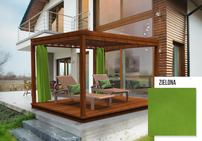 Drewniana pergola z zielonymi zasłonami mesh na tarasie nowoczesnego domu, obok leżaki z poduszkami pod kolor.
