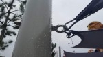 Mocowanie wodoszczelnego żagla ogrodowego na wymiar do stalowego masztu za pomocą karabińczyka i śruby z uchem.