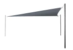Popielaty trójkątny żagiel ogrodowy wodoszczelny o wymiarach 2,84x3,15x3,60 m zamontowany na trzech masztach.