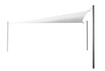 Biały trójkątny żagiel ogrodowy wodoszczelny o wymiarach 3,82x1,86x2,90 m zamontowany na dwóch słupkach.