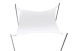 Popielaty żagiel przeciwsłoneczny wodoszczelny 1,94x2,13 m mocowany na czterech słupkach.